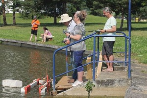 Model F4A přistává (jezdí dospěláci, zatímco děti soutěží v kategorii EX-500) 031_soutezici-pri-jizde-f4-a-a-pristani-.jpg