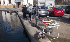 Mladí odemykají Ostravské vody pro plavbu modelů 03.jpg