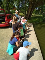 Děti koukají na jízdu modelu 06_tesili-se-vsichni.jpg