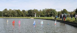 Footyny na hladině bazénu, plachtaři na břehu 0802---plachtari-na-brehu-a-footyny-na-vode-.jpg