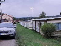 Osada mobilheimů, v pozadí Penzion u Výra 03-.jpg