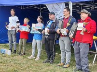 Ocenění vítězové - vlevo junioři, vpravo senioři 10-.jpg